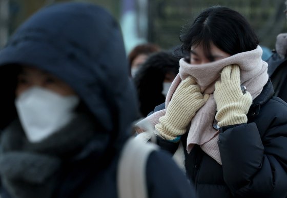 지난 22일 오전 전국 대부분 지역에 한파특보가 발효된 가운데 서울 종로구 광화문네거리에서 시민들이 두터운 외투를 입고 출근길 발걸음을 재촉하고 있다. 뉴시스