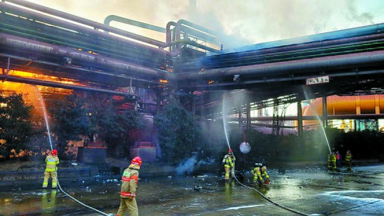 23일 오전 7시7분쯤 경북 포스코 포항제철소에서 발생한 화재를 119대원들이 진압하고 있다.  이날 불은 인명 피해 없이 2시간 10분 만에 진화됐다. 뉴스1