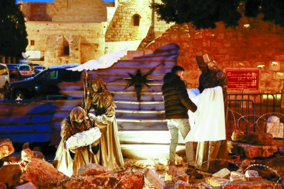 23일(현지시간) 팔레스타인 요르단강 서안지구 베들레헴 교회에 설치된 예수 탄생 관련 조형물. 건물 잔해와 철조망 사이에서 아기 예수가 태어나는 모습을 형상화했다. 가자지구 전쟁 피해를 애도하는 의미를 담았다. 로이터=연합뉴스