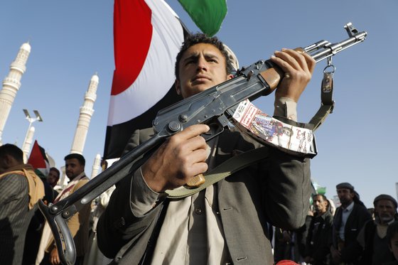 지난 22일 예멘 사나에서 미국의 홍해 선박 수호 작전 발표에 항의해 열린 집회에서 한 남성이 총기를 들고 있다. EPA=연합뉴스