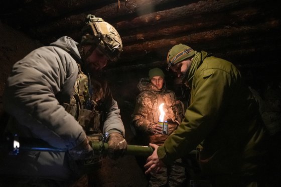우크라이나 군인들이 지난 15일 우크라이나 동부 도네츠크 최전선 바흐무트 인근에서 뱀파이어 전투 드론을 준비하고 있다. 로이터=연합뉴스