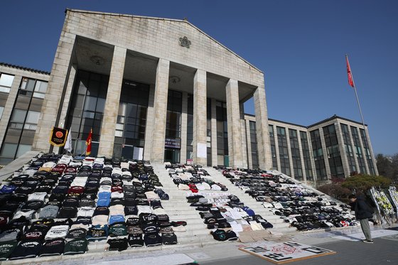 지난 8일 대구 북구 산격동 경북대 본관 앞에 금오공대와 통합을 반대하는 학생들이 벗어둔 학과 점퍼(과잠)가 나흘째 계단 가득 놓여 있다. 뉴스1