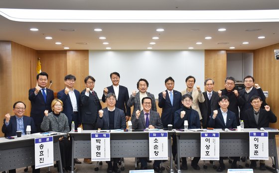 경기연구원, 한국행정학회, 한국지방자치학회는 지난 22일 한국지방재정공제회에서 ‘한국의 메가시티리전과 초광역경제권 구축 방향’, ‘수도권과 비수도권 메가시티 추진 사례와 과제’ 주제의 토론회를 공동 개최했다. 사진 경기도