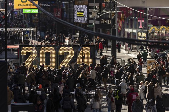미국 뉴욕 타임스퀘어에 설치된 2024년 숫자 전광판 주변으로 많은 인파가 몰려 있다. AP=연합뉴스
