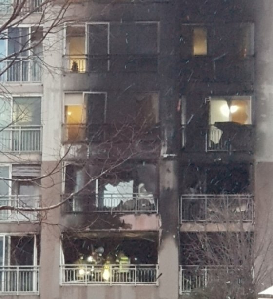 25일 오전 4시 58분쯤 서울 도봉구 방학동 한 고층 아파트에서 불이 나 2명이 숨졌다. 연합뉴스