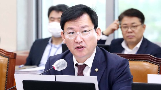  김형동 국민의힘 의원이 지난 4월 25일 서울 여의도 국회에서 열린 환경노동위원회 전체회의에서 질의를 하고있다. 뉴스1