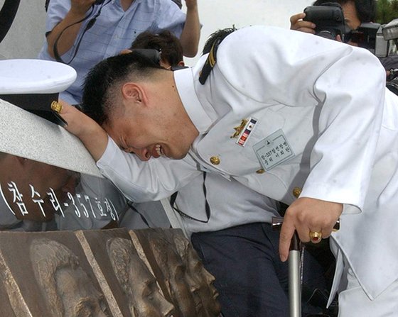 2003년 6월 24일 이희완 당시 중위가 평택 해군 제2함대 사령부에 조성된 서해교전 전적비를 찾아 눈물을 흘리고 있다.[연합뉴스
