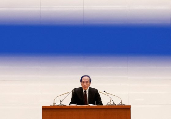 우에다 가즈오 일본은행 총재가 19일 금융정책 결정회의 후 열린 기자회견에서 발언하고 있다. 로이터=연합뉴스