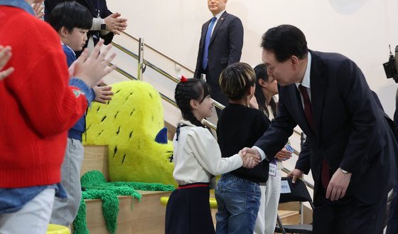 26일 세종 국립어린이박물관 개관식에 참석한 윤석열 대통령이 입장하며 아이들과 인사하고 있다. 대통령실사진기자단 