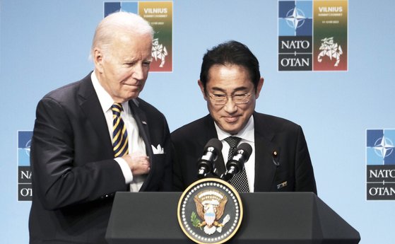 지난 7월 리투아니아 빌뉴스에서 열린 북대서양조약기구(NATO·나토) 정상회의에서 기시다 후미오 일본 총리와 조 바이든 미국 대통령이 연설을 앞두고 인사하고 있다. EPA=연합뉴스 