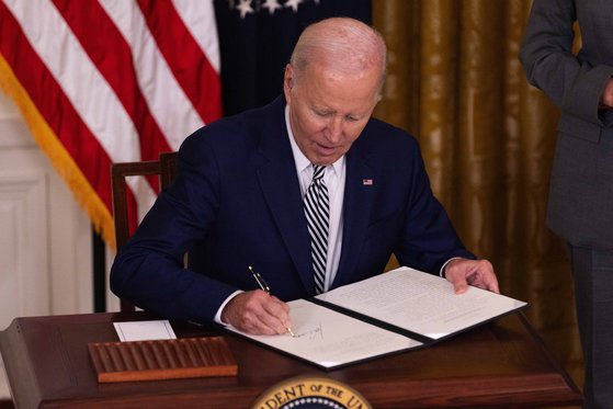 조 바이든 미국 대통령이 지난 10월 30일(현지시간) 워싱턴 DC 백악관에서 인공지능(AI) 개발의 안전 및 보안 표준을 강화하는 내용의 행정명령에 서명하고 있다. 신화=연합뉴스