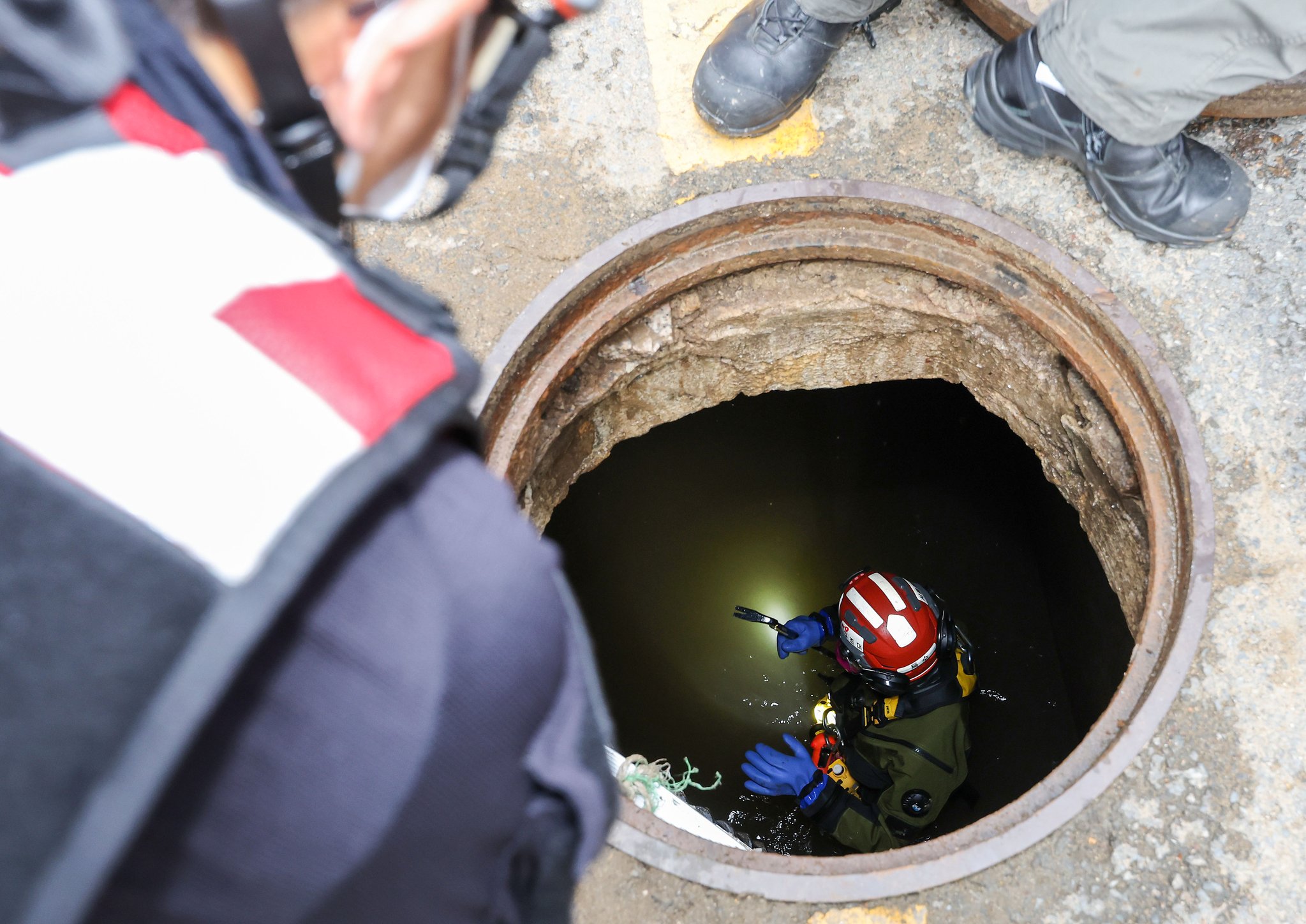 지난해 8월 10일 오전 서울 서초구 강남역 인근에서 119 구조대원들이 맨홀에 빠져 실종된 서초구의 남매를 찾기 위해 수색작업을 벌이고 있다. 우상조 기자