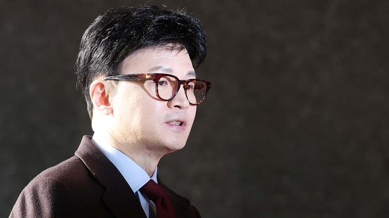 한동훈 국민의힘 비상대책위원장이 지난 27일 서울 여의도 국회에서 취재진의 질문을 받고 있다. 뉴스1