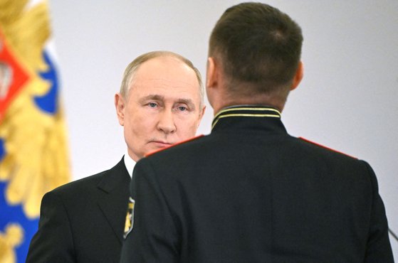 블라디미르 푸틴 러시아 대통령이 지난 8일 러시아 모스크바 크렘린 궁에서 우크라이나 전쟁에 참여한 군인들에게 금성 메달을 수여하는 행사에 참석하고 있다. 로이터=연합뉴