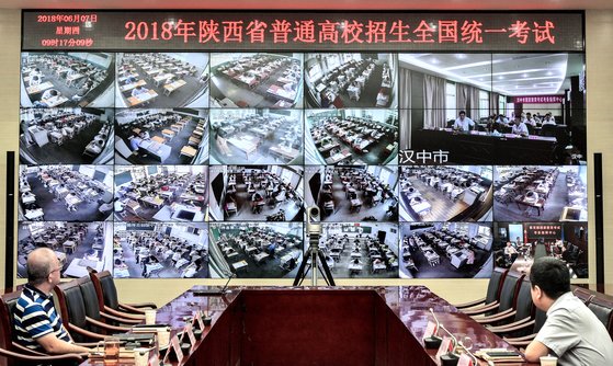중국 대입시험 ‘가오카오’ 시험장에서 CCTV로 고사장을 지켜보고 있는 스탭들의 모습. 로이터=연합뉴스
