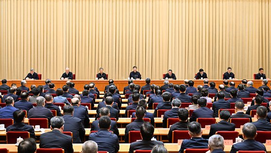 이번 중앙외사공작회의에 참석한 시진핑(단상 중앙) 중국 국가주석이 연설하고 있다. 신화사