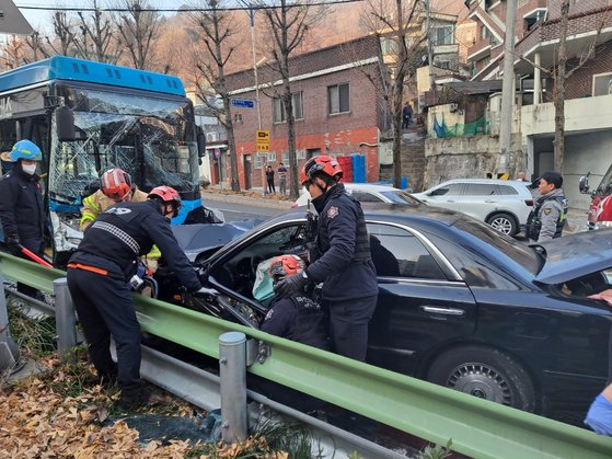 30일 오전 8시 52분쯤 경남 창원시 마산합포구 월영동 밤밭고개로에서 그랜저 승용차와 시내버스가 정면 충돌해 60대 승용차 운전자가 숨졌다. 사진은 사고 현장 모습. 사진 창원소방본부