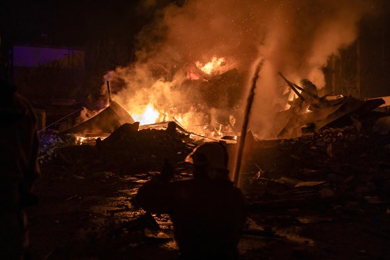 31일 우크라이나 하르키우에 러시아의 드론 공격으로 화재가 발생했다. 로이터=연합뉴스