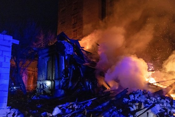 31일 우크라이나 하르키우에서 러시아의 드론 공격으로 불타는 건물에서 소방관들이 화재를 진압하고 있다. 로이터=연합뉴스