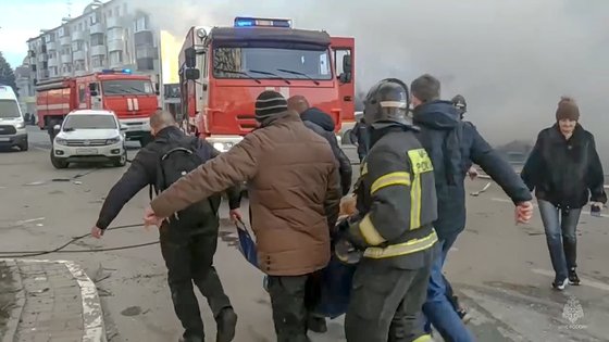 30일 러시아 구조대원들이 벨고로드에서 부상당한 민간인들을 옮기고 있다. AP=연합뉴스