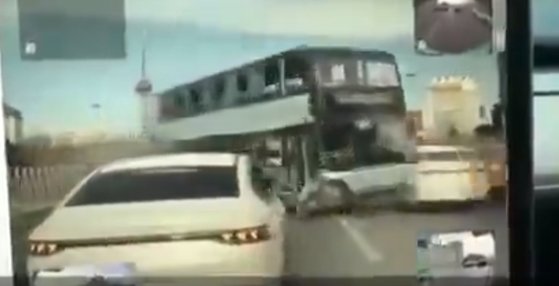 지난 26일 중국 베이징 한 도로에서 이층버스가 중앙분리대를 뚫고 반대 차선으로 넘어오는 모습. 사진 엑스 캡처