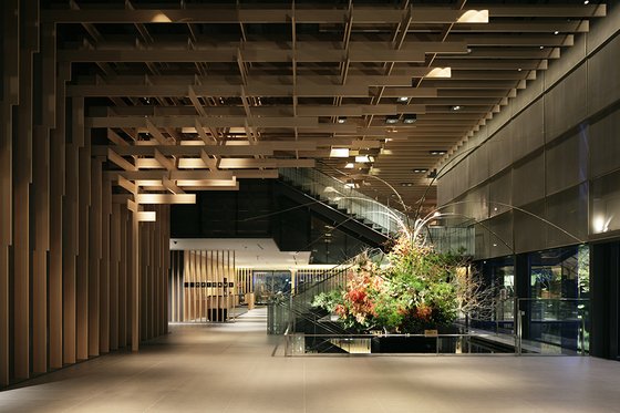 더 캐피톨 호텔 도큐 1층 연회장 입구의 모습. 호텔 디자인은 2020년 도쿄올림픽 국립경기장 설계를 맡은 일본의 대표적인 건축가 쿠마 켄고(Kengo Kuma)가 맡았다. 사진 더 캐피톨 호텔 도큐
