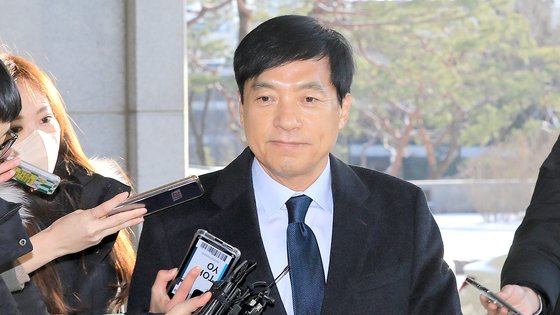 윤석열 대통령의 검찰총장 재직 시절 찍어내기식 감찰과 징계를 주도했다는 의혹을 받는 이성윤 전 서울중앙지검장(법무연수원 연구위원)이 2022년 12월 서울중앙지검에 출석하고 있다. 뉴스1