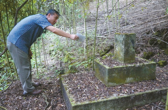 하와이 섬 곳곳에는 한인 이민 선조의 무덤이 많다. 지난 2014년 빅아일랜드를 방문했을 당시 코나한인선교교회에서 시무했던 김교문 목사가 방치된 채 낙엽이 쌓여있는 한 한인 이민자의 무덤을 소개하고 있다.