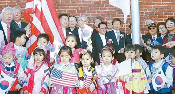 미주한인의 날에 LA한인회에서 현기식을 진행하는 모습. [중앙포토]