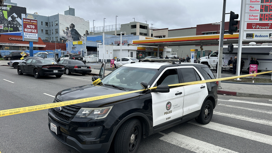지난 3일 경찰과 총격 용의자 간의 대치극이 벌어진 LA한인타운 웨스턴 애비뉴 선상에서 경찰관들이 주변을 경계하며 차량과 일반인의 출입을 봉쇄하고 있다.  김상진 기자 