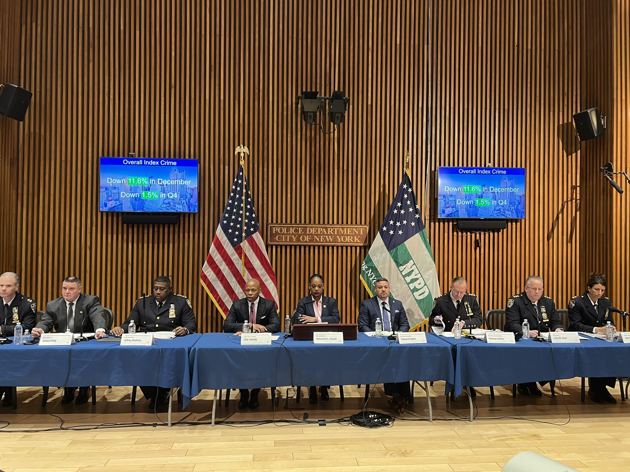 에릭 아담스 뉴욕시장(왼쪽 네 번째부터)과 키챈트 시웰 뉴욕시경(NYPD) 국장이 5일 뉴욕시경 청사에서 2022년 12월 뉴욕시 범죄 통계를 발표하고, 최근 들어 범죄건수가 감소하는 추세라고 설명하고 있다. [사진 뉴욕시장실]