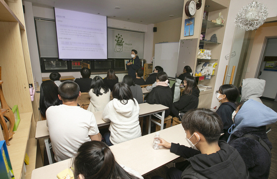 [케이뱅크가 진행한 청소년 대상 금융교육 현장 사진]