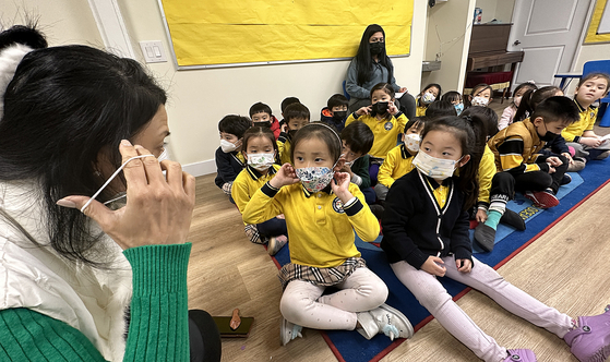  LA통합교육구(LAUSD)가 개학 후 10일간 학생들의 교내 마스크 착용을 권고한 가운데 베벌리 기독 어린이학교(원장 줄리 조) 어린이들이 올바른 마스크 착용법을 배우고 있다.