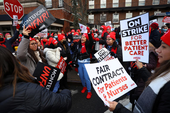 9일 뉴욕주 간호사협회(NYSNA) 소속 몬테피오레 브롱스 병원 간호사들이 파업 집회를 벌이는 모습. [로이터]