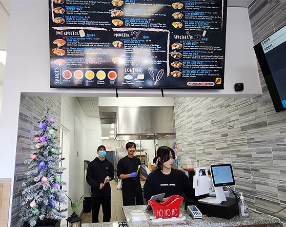 한국의 영양간식으로 이름을 떨치고 있는 명랑핫도그가 지난달 18일 오로라 H마트 근처, 파커와 예일, 맥도널드와 버거킹 햄버거 빌딩 사이에 오픈해 성업 중에 있다.