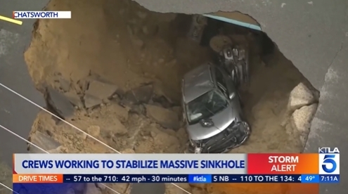 지난 9일 채스워스 지역 도로에서 싱크홀이 생기면서 차량 2대가 땅 속으로 함께 추락하는 사고가 발생했는데 이 싱크홀이 점차 커지고 있는 것으로 나타났다. 