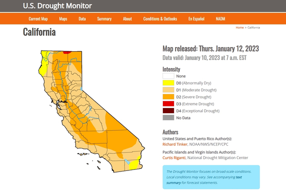 캘리포니아 주의 가뭄 단계가 '극심'에서 '심각'으로 한 계단 내려왔다. 이는 지난 크리스마스 때부터 최근까지 가주에 잇달아 지나간 겨울 폭풍의 영향으로 강우량과 강설량이 예년 평균 수준을 훌쩍 뛰어넘었기 때문으로 분석된다.