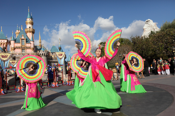 지난해 디즈니랜드 다문화 축하행사에서 이정임 무용단이 부채춤 공연을 선보이고 있다. [이정임 무용단 제공]