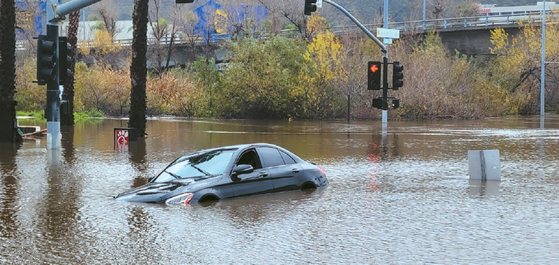 물에 잠긴 미션센터 로드를 지나다 샌디에이고 강에서 범람한 물에 갖힌 자동차가 방치돼 있다.