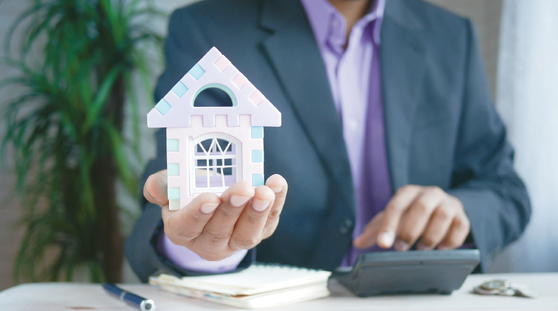은퇴 후 시니어들은 주택담보 대출을 잘 활용하면 저렴한 이자율로 여유자금을 마련할 수 있다. [Unsplash.com 제공]