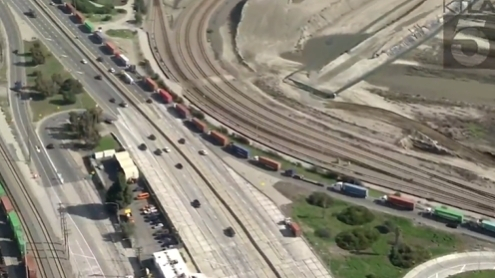 19일 오전 LA항 컨테이너 터미널 가운데 한 곳에서 기술적 결함이 발생해 항구로 진입하려던 컨테이너 트럭 수 백대가 프리웨이에서 대기하는 사태가 발생했다.