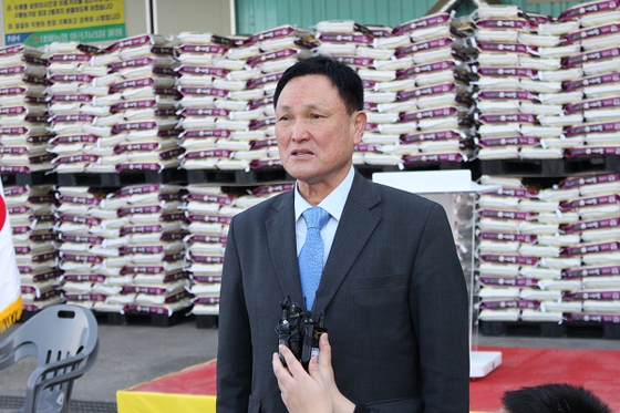 지인구 대월농협 조합장이 임금님표 이천 쌀 수출기념 인사말을 하고 있다. 