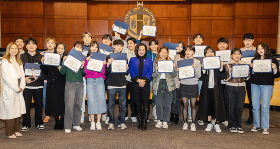 한국의 가천대학교 학생 20명이 지난 19일 어바인 시청을 방문했다. 어바인의 비영리기관 ‘피플스페이스’(peoplespace.us)의 인공지능 스튜디오 프로그램에 참여 중인 학생들은 이날 태미 김 부시장에게 어바인 시에 관한 설명을 듣고 어바인 그레이트 파크를 둘러봤다. 태미 김(앞줄 가운데 파란 색 상의) 부시장이 가천대 학생들과 기념촬영을 하고 있다.  [어바인 시 제공] 