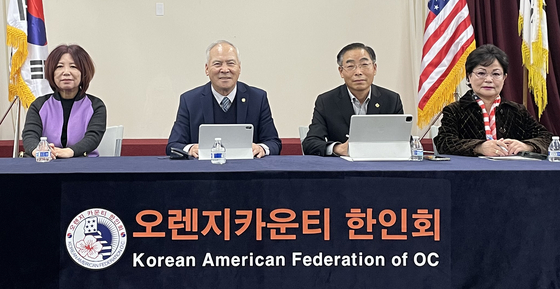 조봉남(왼쪽에서 2번째) 회장을 비롯한 OC한인회 관계자들이 리얼아이디 발급 신청 행사에 관해 설명하고 있다.