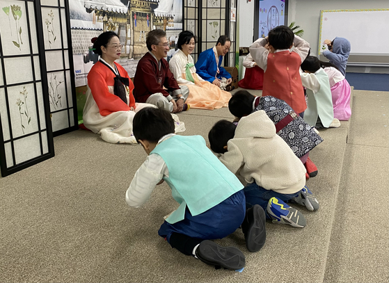 연합장로교회 한국학교 학생들이 어른들께 세배를 하고 있다.