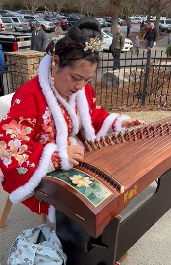 존스크릭 시 음력설 맞이 행사 중 한 연주자가 중국 의상을 입고 음악을 연주하고 있는 모습 [존스크릭시 트위터 캡처]