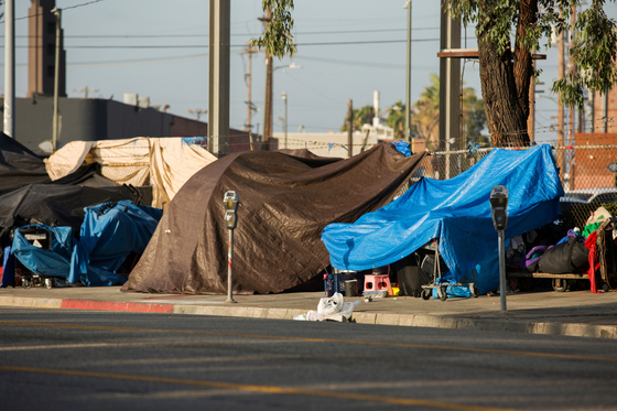캘리포니아 로스앤젤레스 다운타운에서 홈리스들이 거리에 텐트를 치고 지내는 모습 [출처 셔터스톡]