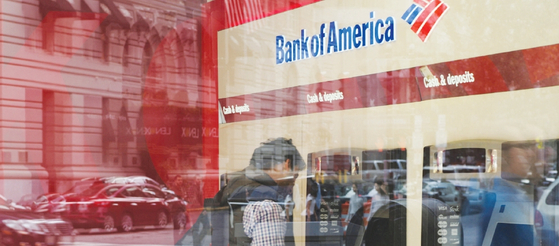 은행 예금을 목돈을 묶어둔 부유층들이 수익률 좋은 은행이나 금융상품으로 예금을 이전하고 있다. 한 고객이 뱅크오브아메리카에서 ATM을 사용하고 있다. [로이터] 