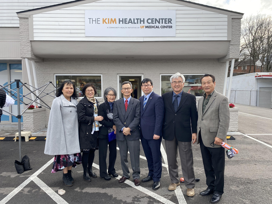 김유근 박사 부부(왼쪽에서 3,4번째)가 동남부 및 낙스빌 한인사회 대표들과 함께 새로 이름이 변경된 진료소 앞에서 사진을 찍었다. 