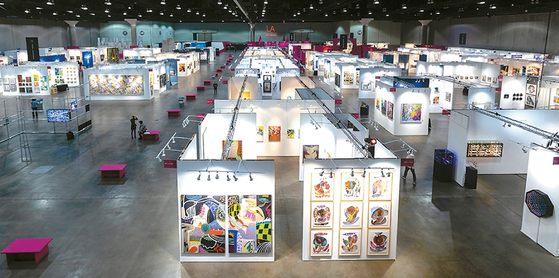 2023 LA 아트쇼는 유럽관의 복귀, 일본관 데뷔, 14개 한국 갤러리가 참여하는 글로벌 아트 작품 전시가 특징이다. 